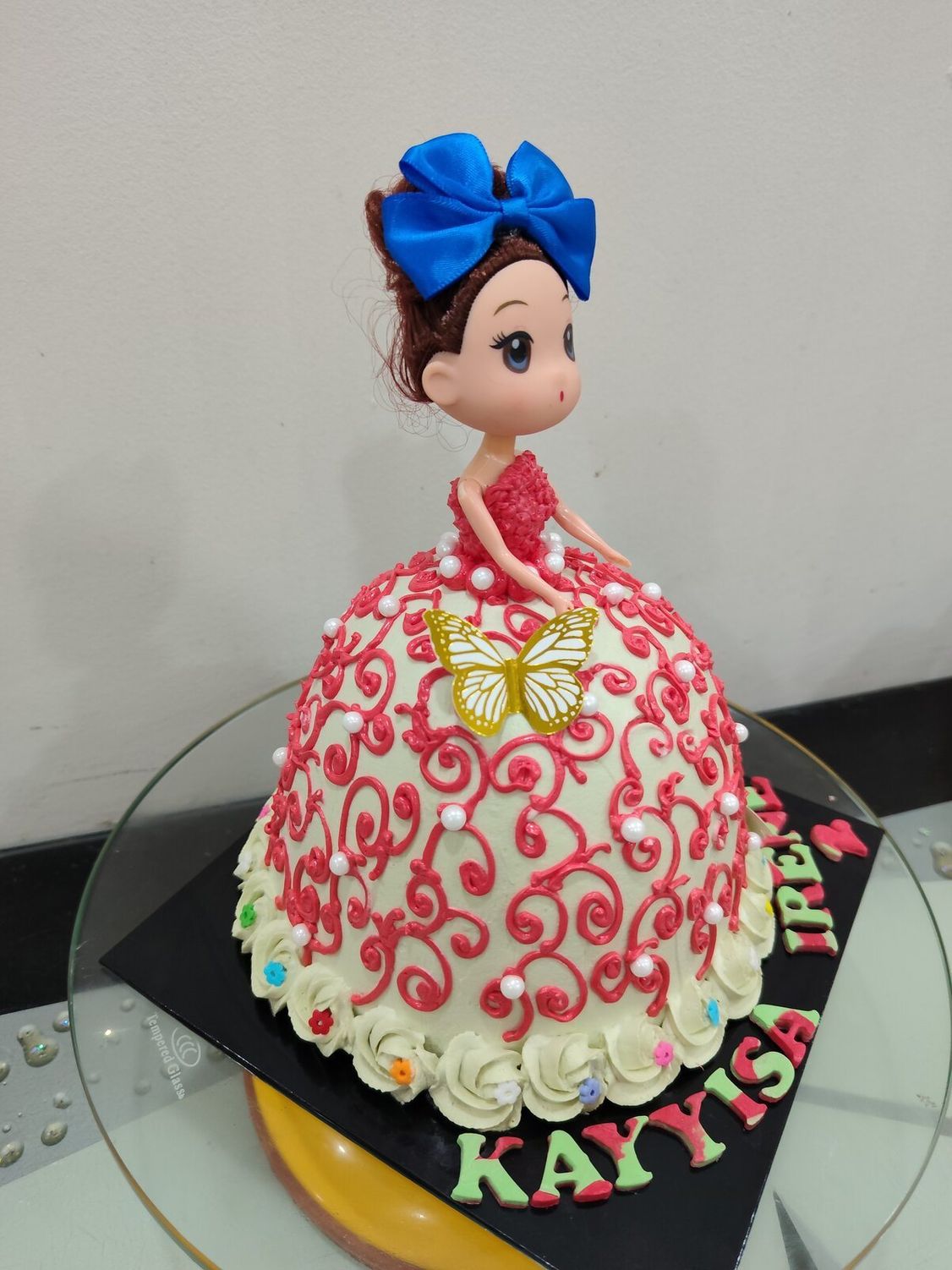 Kek patung 3D bertema Barbie dengan gaun merah dan putih