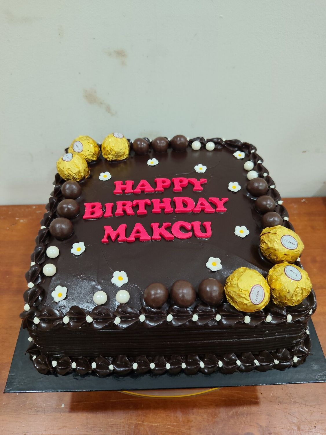 Kek hari jadi dewasa segi empat bersalut coklat
