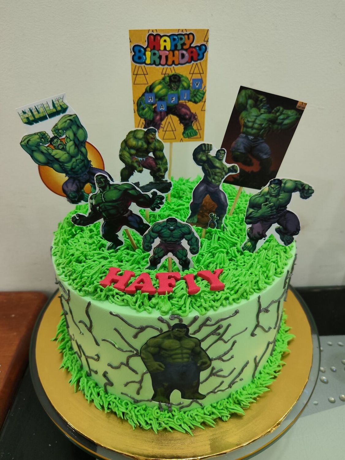 Kek hari jadi kanak-kanak bertema Hulk dengan topper