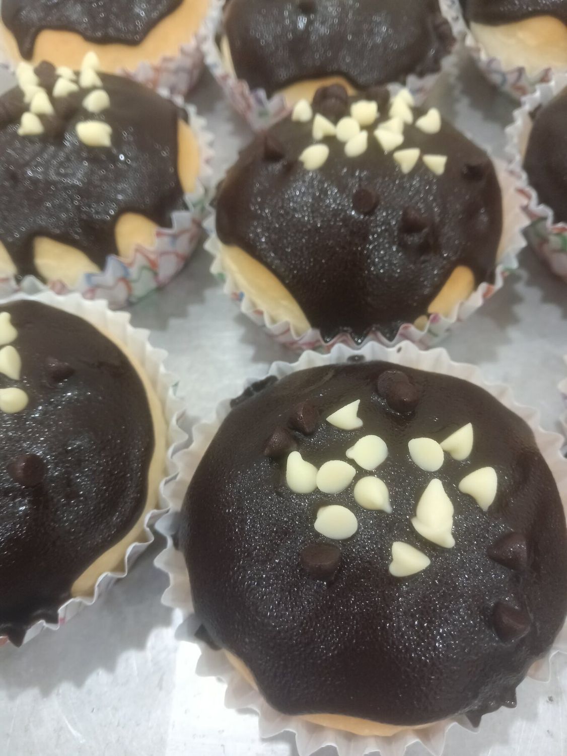 Bun coklat dengan hiasan coklat putih