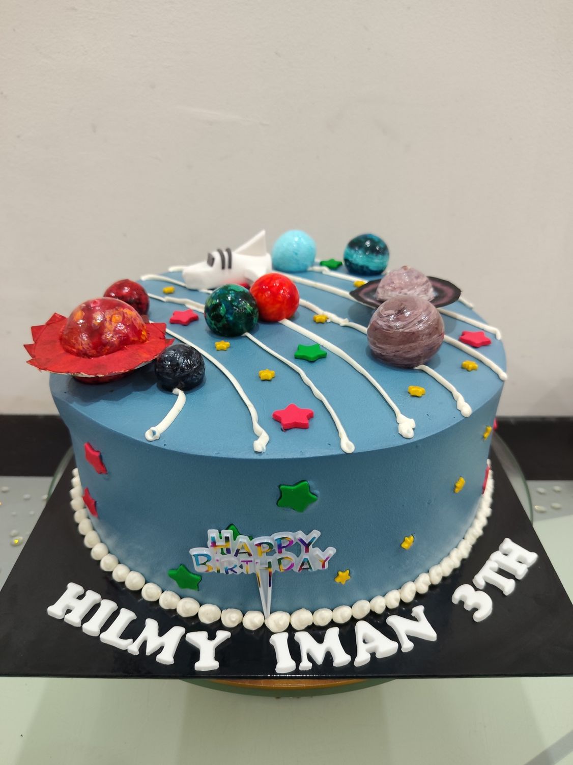 Kek hari jadi biru bertema sistem solar dengan planet, bintang dan roket