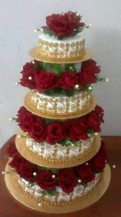 Kek kahwin empat tingkat dengan hiasan bunga merah