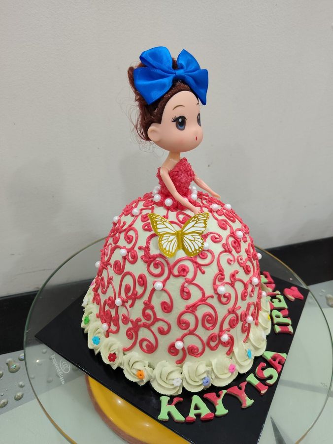 Kek patung 3D bertema Barbie dengan gaun merah dan putih