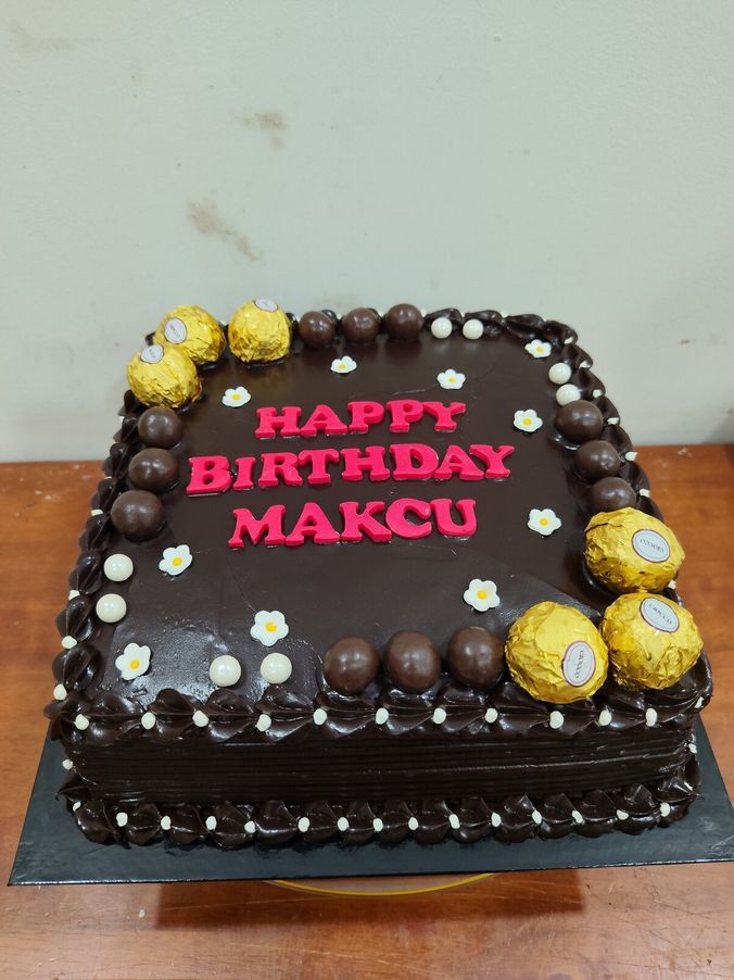 Kek hari jadi dewasa segi empat bersalut coklat