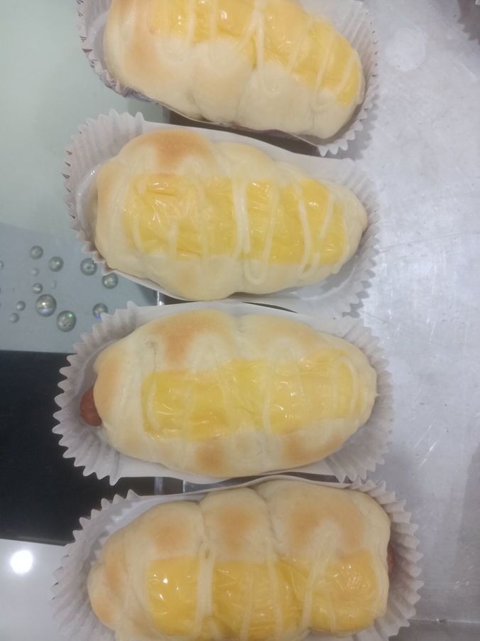 Roti butter cheese dalam cawan kertas putih