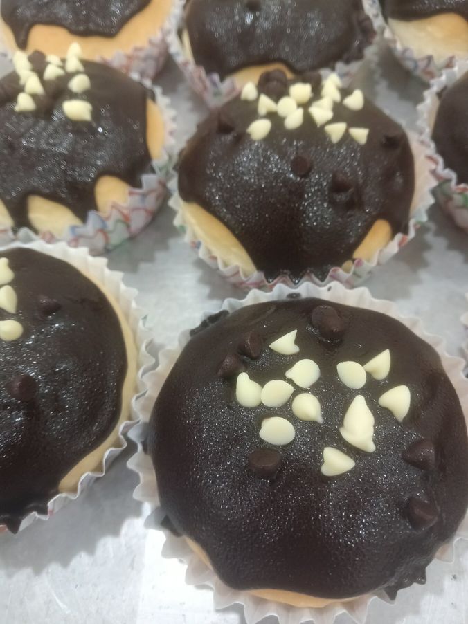 Bun coklat dengan hiasan coklat putih