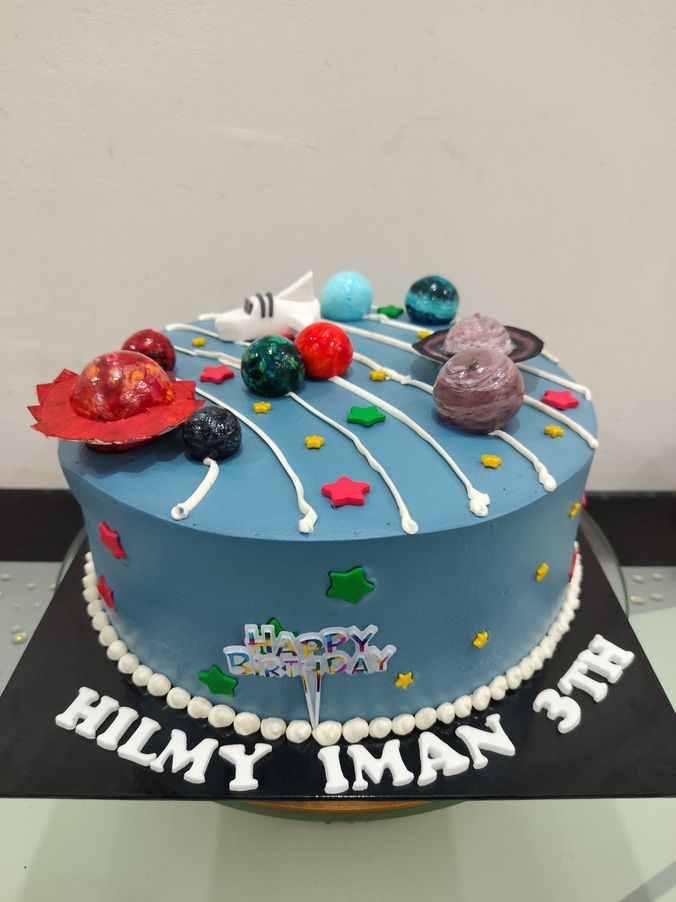 Kek hari jadi biru bertema sistem solar dengan planet, bintang dan roket