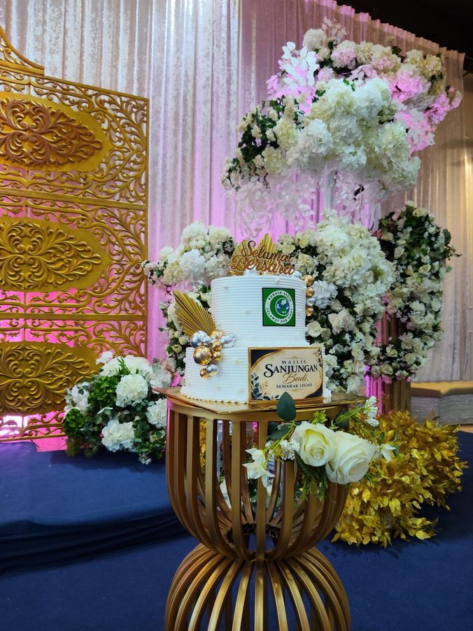 Kek majlis persaraan dua tingkat di atas meja hiasan